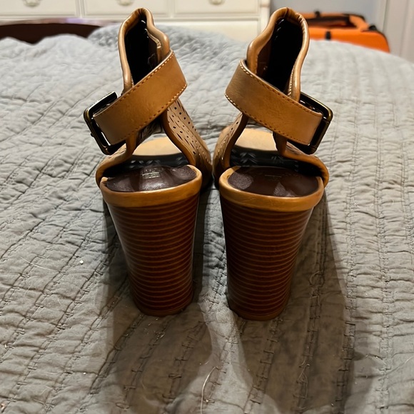 Cognac White Mountain Block Heels - Picture 4 of 4